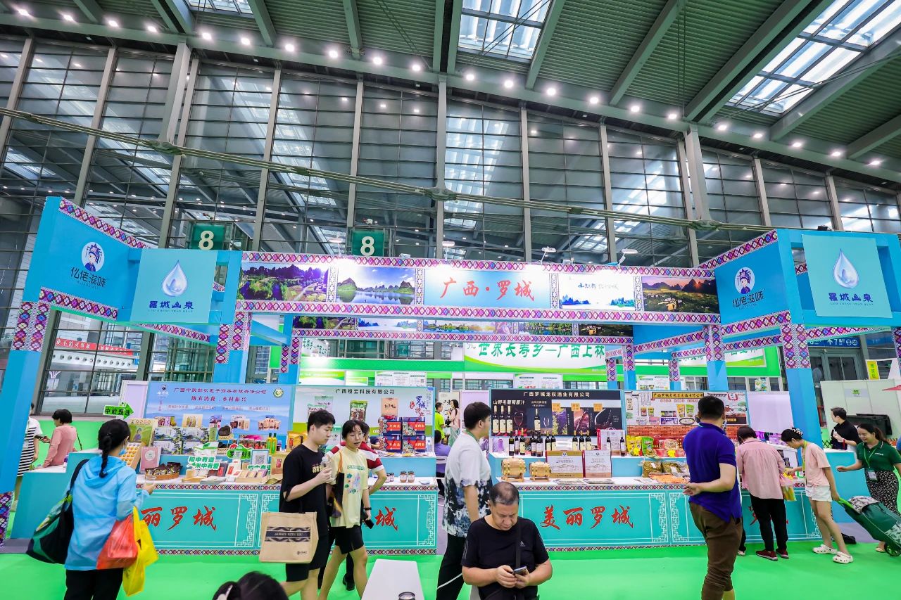 【展團(tuán)風(fēng)采】品牌引領(lǐng)，助力鄉(xiāng)村振興！廣西羅城縣“仫佬滋味”精彩亮相第九屆深圳綠博會(huì)